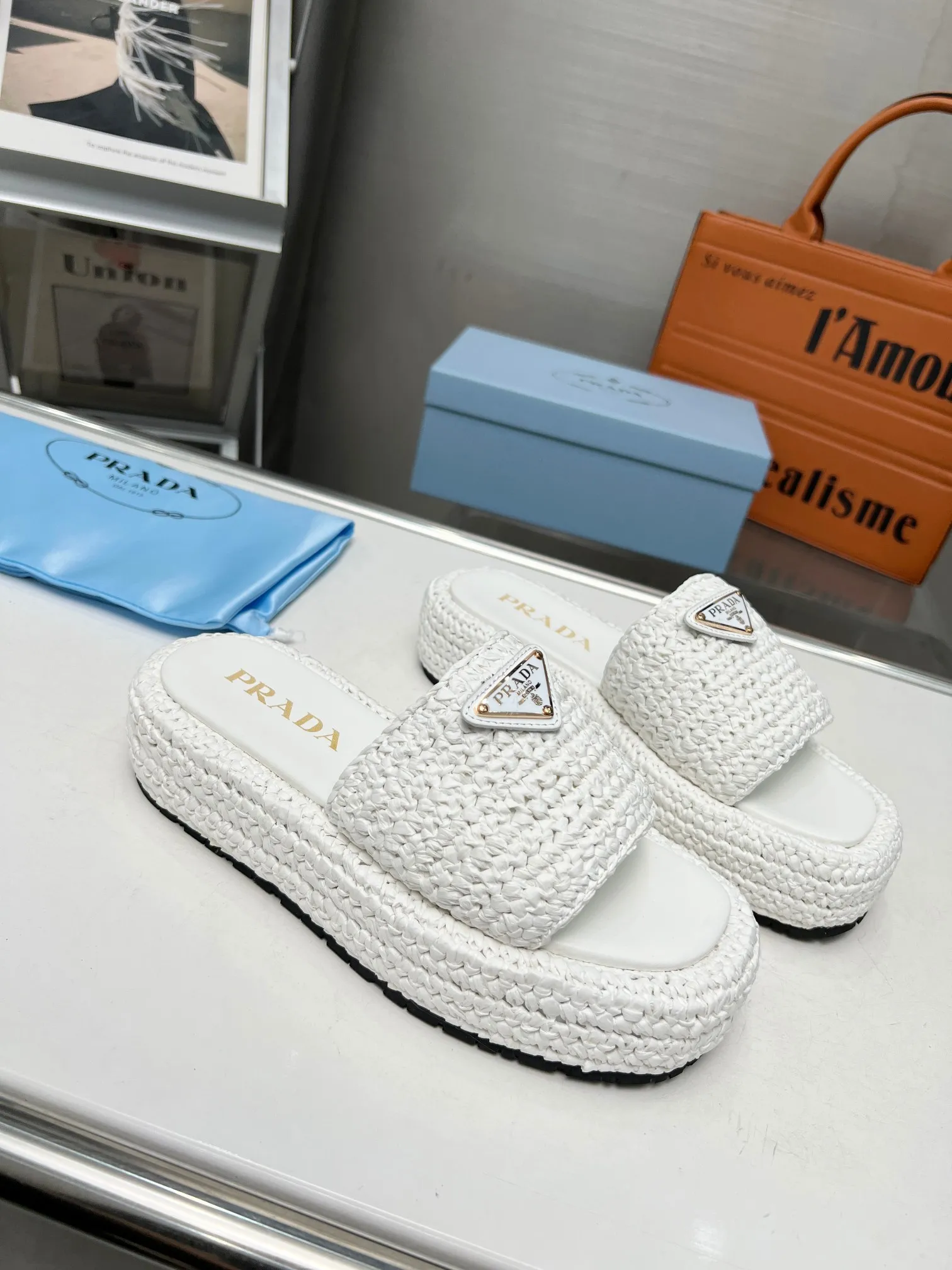 👟👟Ex-factory price 420👟👟 Women's Shoes Women's Clothing Prada's new woven shoes and straw slippers! This year's popular straw series, lazy people's must-have slippers, look so good on your feet! ●Material: original uniform grass weave ●Inner padding: sheepskin lining ●Outsole: rubber outsole ●Number of yards: 35～40 (40 41 customized)